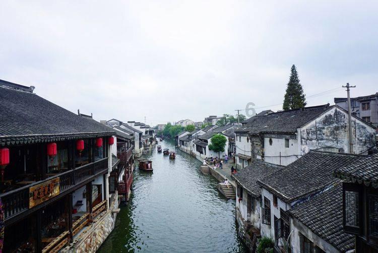 年轻人应不应该追求安逸的生活?